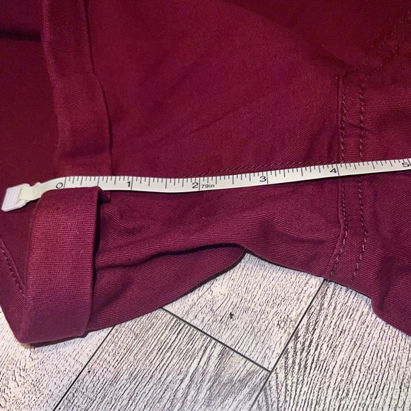 SO Brand Cuffed Mid Rise Lightweight Maroon Stretch Midi Shorts NWOT - Picture 2 of 4